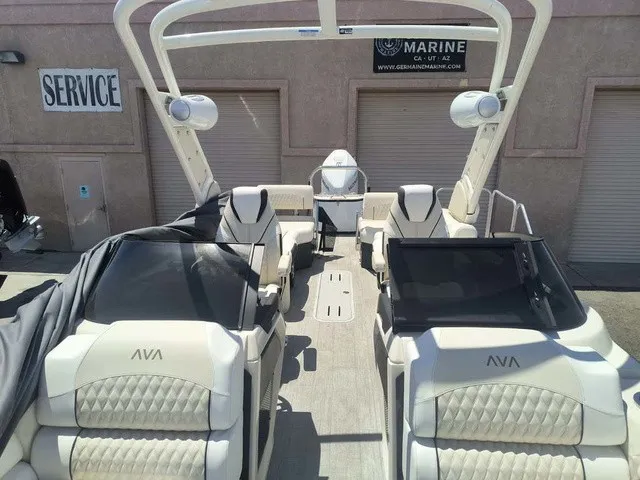 Slide: The Image of Avalon Catalina Quad Lounger Shift 25 FT 2026 - 9