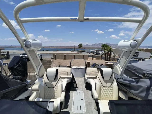 Slide: The Image of Avalon Catalina Quad Lounger Shift 25 FT 2026 - 19