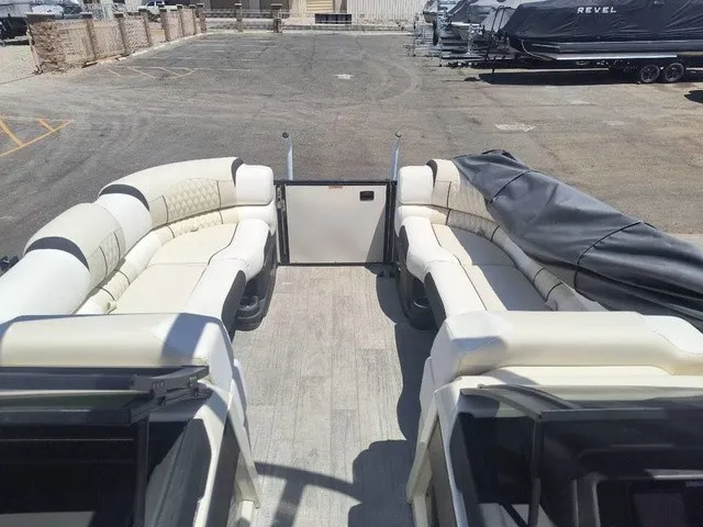 Slide: The Image of Avalon Catalina Quad Lounger Shift 25 FT 2026 - 14