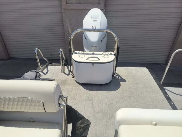 Slide: The Image of Avalon Catalina Quad Lounger Shift 25 FT 2026 - 10