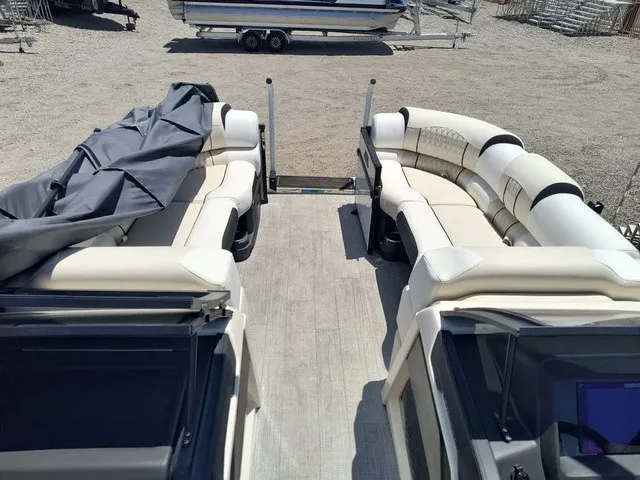 Slide: The Image of Avalon Catalina Quad Lounger Shift 25 FT 2026 - 16