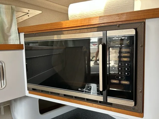 Slide: The Image of Cruisers Yachts 3270 Esprit 1989 - 21