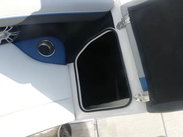 Slide: The Image of Regal 21 RX Bowrider 2019 - 24