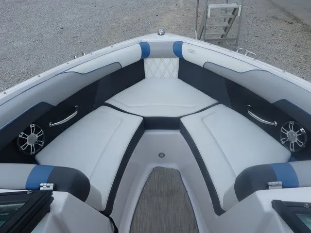 Slide: The Image of Regal 21 RX Bowrider 2019 - 17