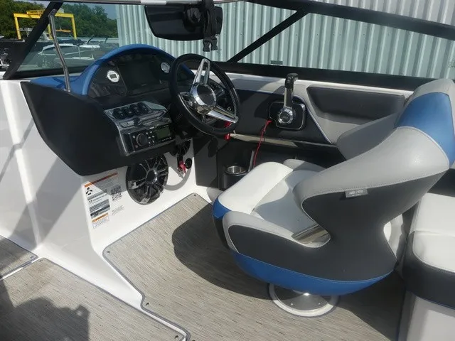 Slide: The Image of Regal 21 RX Bowrider 2019 - 15