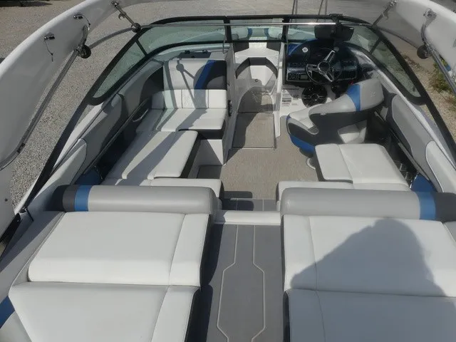 Slide: The Image of Regal 21 RX Bowrider 2019 - 11