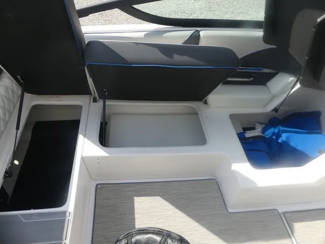 Slide: The Image of Regal 21 RX Bowrider 2019 - 18