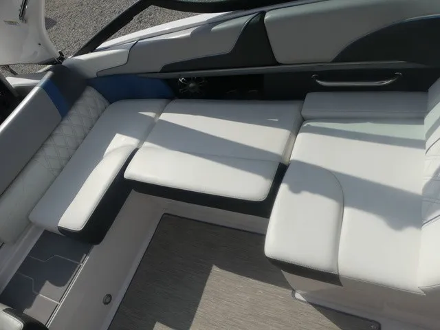 Slide: The Image of Regal 21 RX Bowrider 2019 - 13