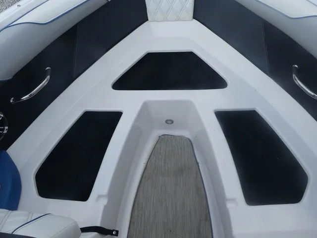 Slide: The Image of Regal 21 RX Bowrider 2019 - 26