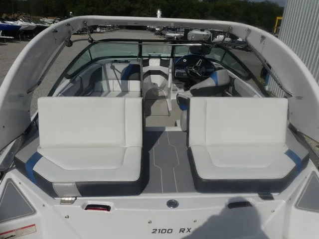 Slide: The Image of Regal 21 RX Bowrider 2019 - 12