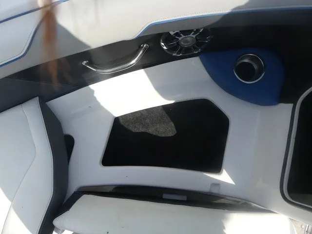 Slide: The Image of Regal 21 RX Bowrider 2019 - 25
