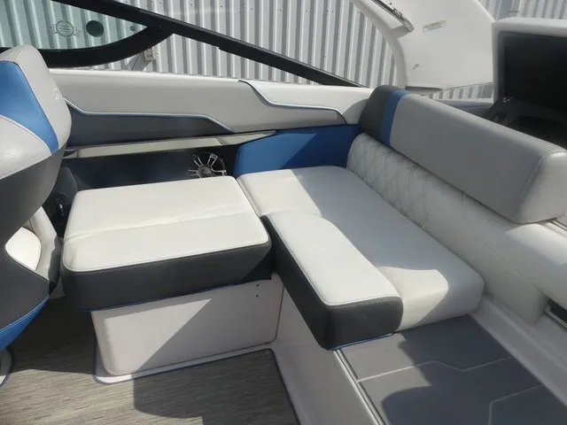 Slide: The Image of Regal 21 RX Bowrider 2019 - 14