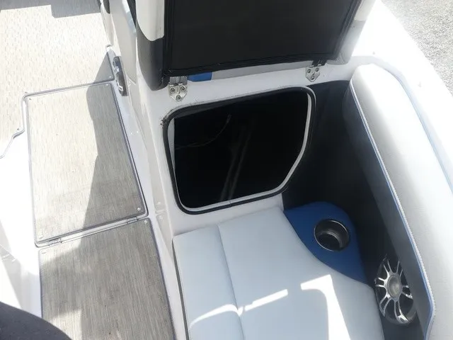 Slide: The Image of Regal 21 RX Bowrider 2019 - 22