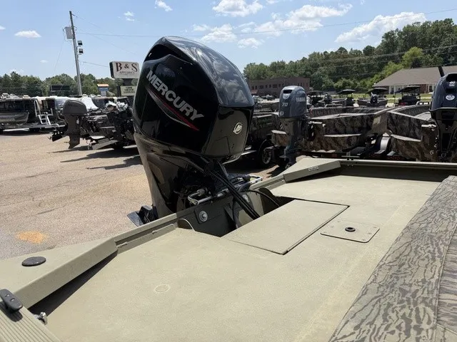 Slide: The Image of Tracker Grizzly 1860 MVX 2026 - 19