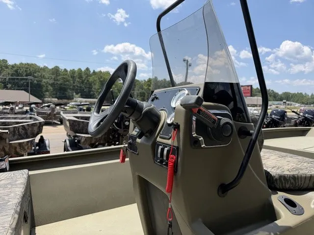 Slide: The Image of Tracker Grizzly 1860 MVX 2026 - 18