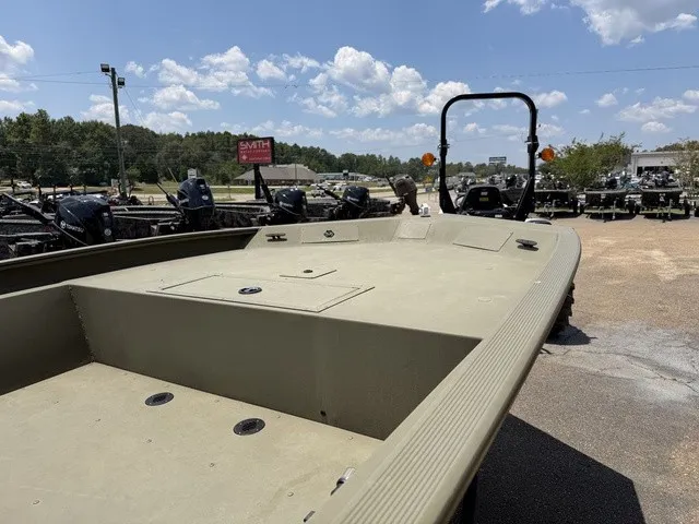Slide: The Image of Tracker Grizzly 1860 MVX 2026 - 14