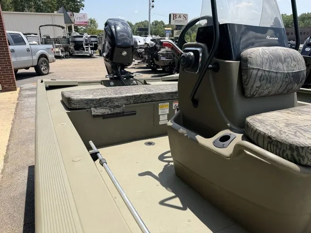 Slide: The Image of Tracker Grizzly 1860 MVX 2026 - 16