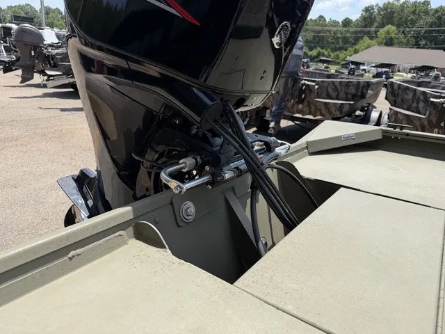 Slide: The Image of Tracker Grizzly 1860 MVX 2026 - 20