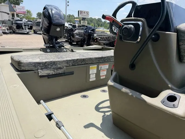 Slide: The Image of Tracker Grizzly 1860 MVX 2026 - 17