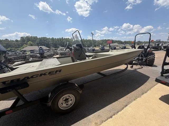 Slide: The Image of Tracker Grizzly 1860 MVX 2026 - 21