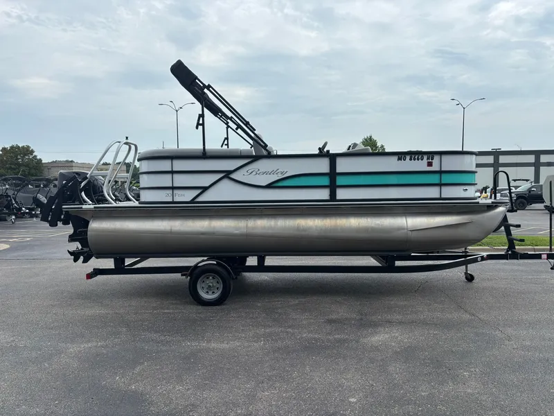 Slide: The Image of Bentley Pontoons 200 Fish CWT 2025 - 4
