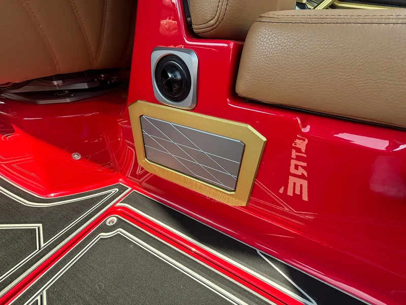 Slide: The Image of Tigé Ultré 23ZX 2027 - 40