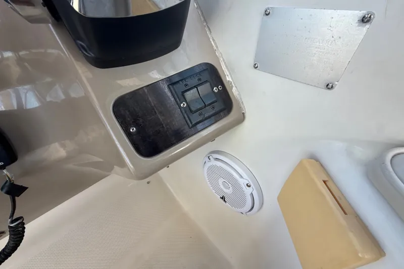 Slide: The Image of Control panel and speaker on a 1999 Maxum 3300 SCR boat interior. - 25