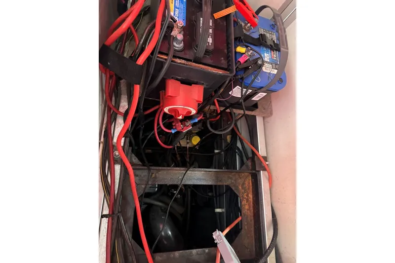 Slide: The Image of Electrical wiring and battery setup in a 2008 Sun Tracker Party Hut 30 I/O Regency Edition. - 28