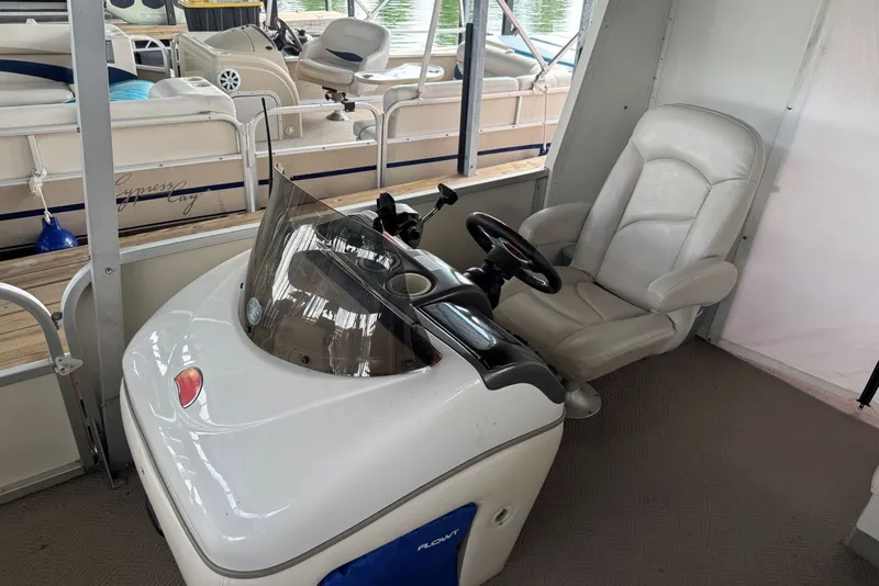 Slide: The Image of 2008 Sun Tracker Party Hut 30 I/O Regency Edition helm with steering wheel and captain's chair. - 13