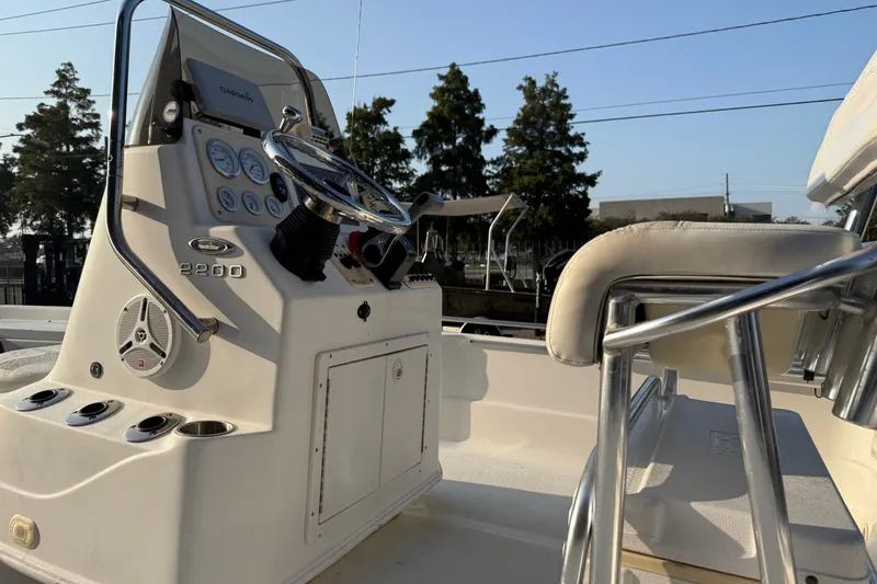 Slide: The Image of 2007 NauticStar 2200 NauticBay boat console with steering wheel and gauges. - 9