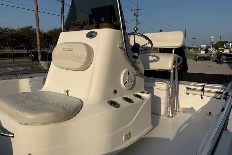 Slide: The Image of 2007 NauticStar 2200 NauticBay boat interior with steering console and seating. - 11
