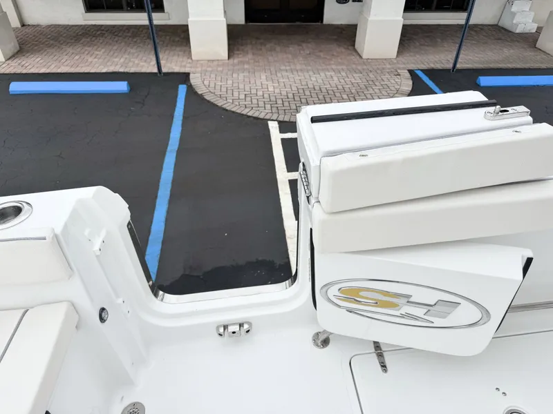 Slide: The Image of Sea Hunt Ultra 265SE 2027 - 16