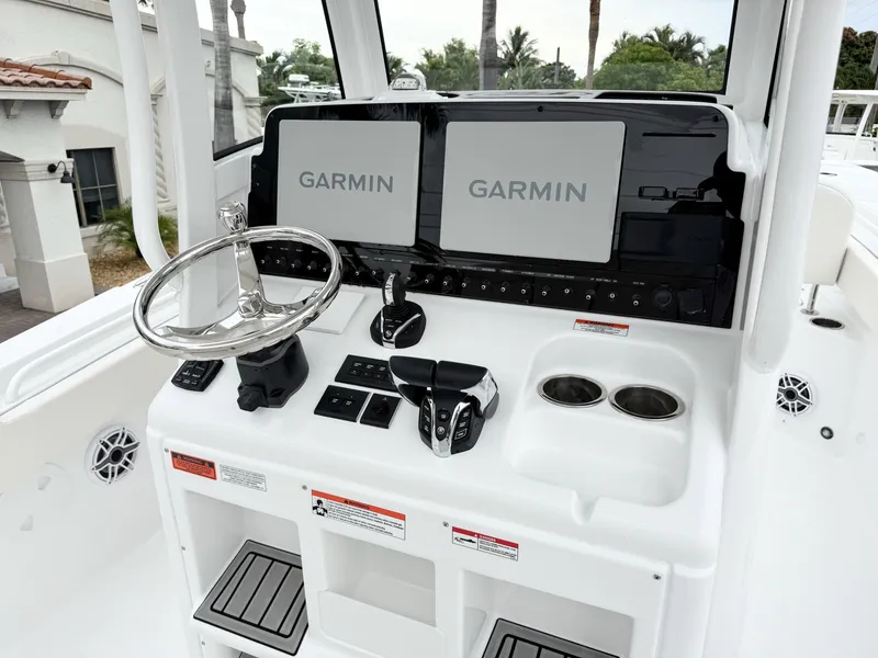 Slide: The Image of Sea Hunt Ultra 265SE 2027 - 24