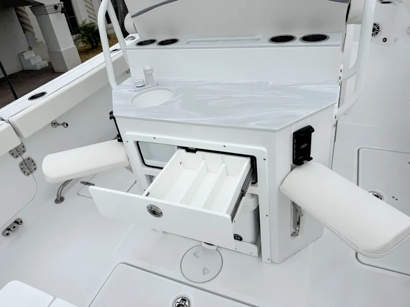 Slide: The Image of Sea Hunt Ultra 265SE 2027 - 13