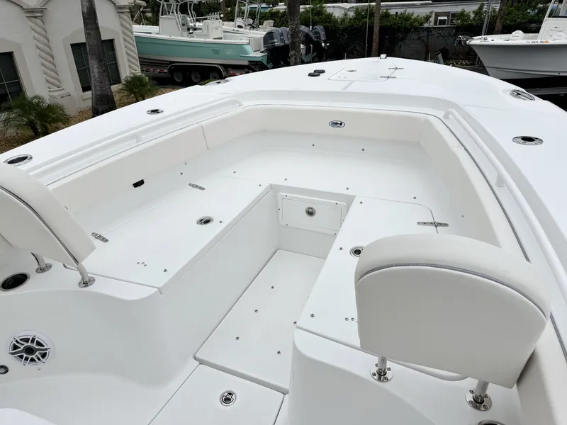 Slide: The Image of Sea Hunt Ultra 265SE 2027 - 32