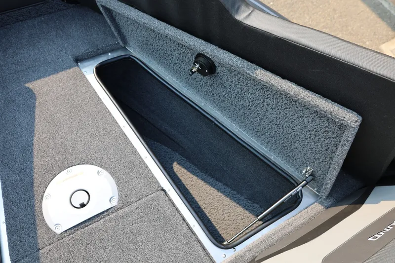 Slide: The Image of Lund 1875 Crossover XS 2027: Padded storage compartment with a lid and gas strut. - 19
