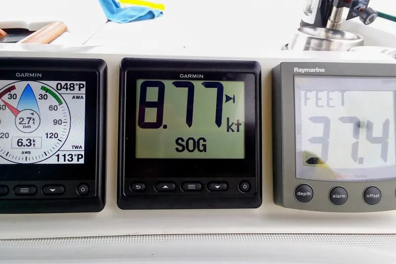 Slide: The Image of Beneteau Oceanis 36 CC 1997 sailing instruments displaying speed, drift, and depth readings. - 9