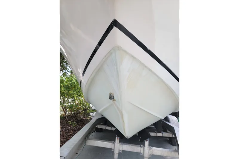 Slide: The Image of 1999 Mako 252 Center Console boat hull on trailer, close-up view. - 20