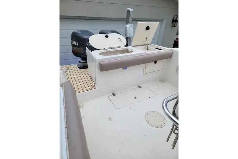 Slide: The Image of 1999 Mako 252 Center Console boat interior with Yamaha outboard motor. - 25