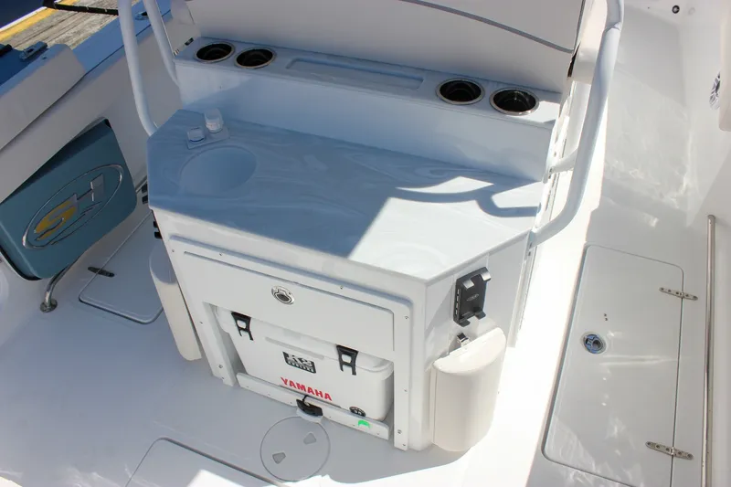 Slide: The Image of 2027 Sea Hunt Ultra 265SE boat interior with Yamaha cooler and cup holders. - 11