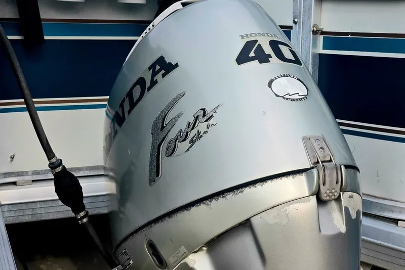 Slide: The Image of Outboard motor on 1998 Sun Tracker Fishin' Barge 21 Signature Series boat. - 23