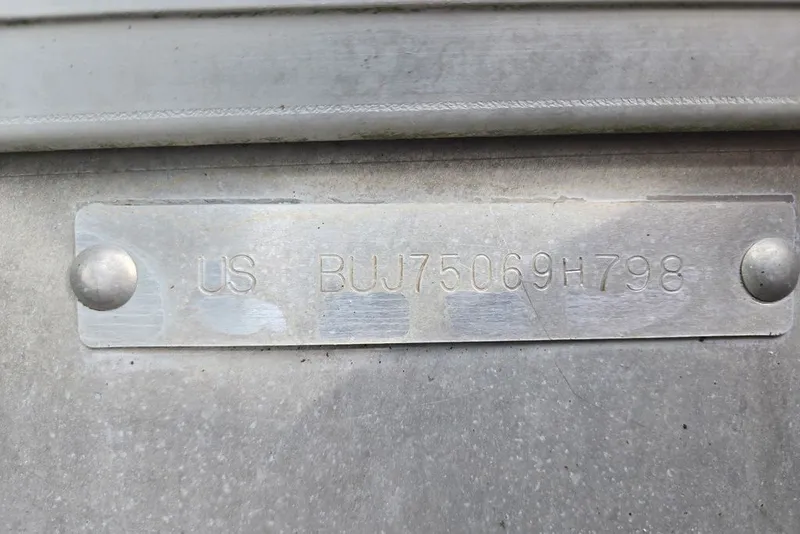 Slide: The Image of Hull identification number on a 1998 Sun Tracker Fishin' Barge 21 Signature Series. - 32