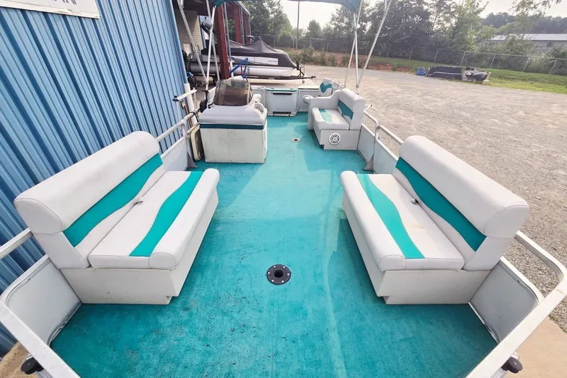 Slide: The Image of 1998 Sun Tracker Fishin' Barge 21 Signature Series with teal and white seating. - 31