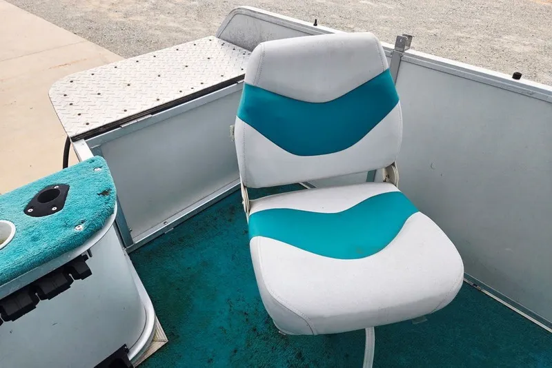 Slide: The Image of White and teal seat on 1998 Sun Tracker Fishin' Barge 21 Signature Series boat. - 14