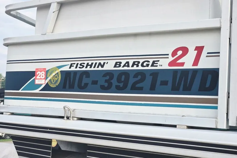 Slide: The Image of 1998 Sun Tracker Fishin' Barge 21 Signature Series boat registration details. - 22