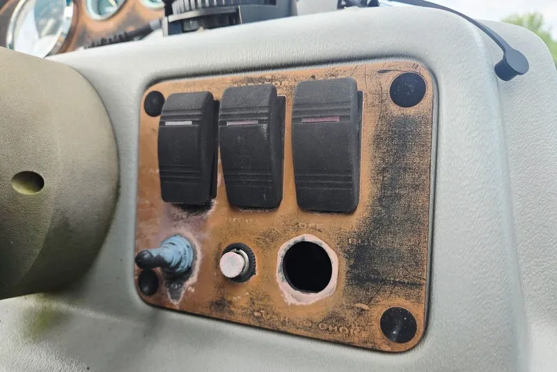 Slide: The Image of Control panel of a 1998 Sun Tracker Fishin' Barge 21 Signature Series boat. - 21