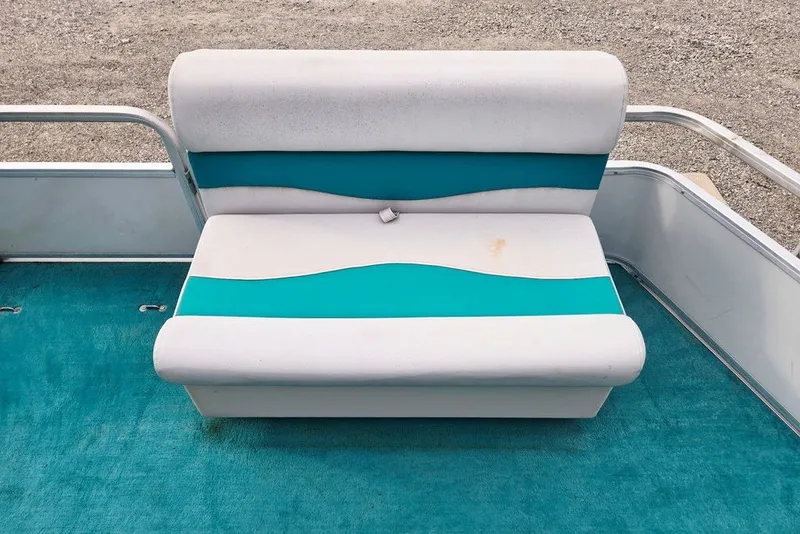 Slide: The Image of 1998 Sun Tracker Fishin' Barge 21 Signature Series boat seat with teal and white upholstery. - 30
