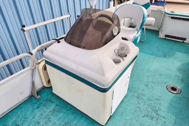 Slide: The Image of 1998 Sun Tracker Fishin' Barge 21 Signature Series boat interior with steering console and seating. - 25