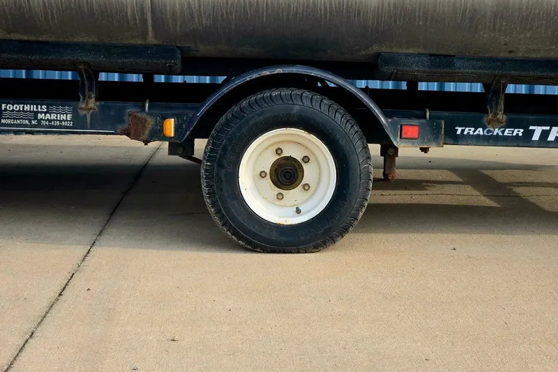 Slide: The Image of Trailer wheel of a 1998 Sun Tracker Fishin' Barge 21 Signature Series. - 16