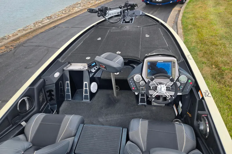 Slide: The Image of 2016 Ranger Z521 Comanche boat interior with advanced navigation system and comfortable seating. - 11